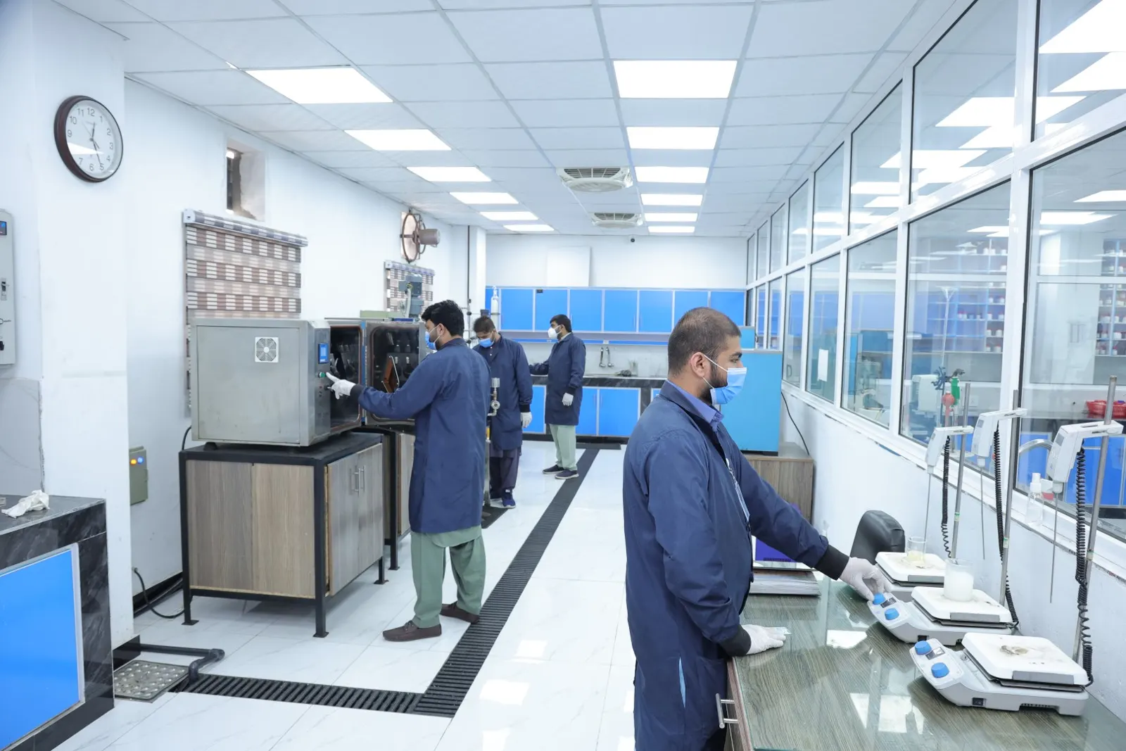 Chemist running a reactor trial in the Farbstoffe R&D lab